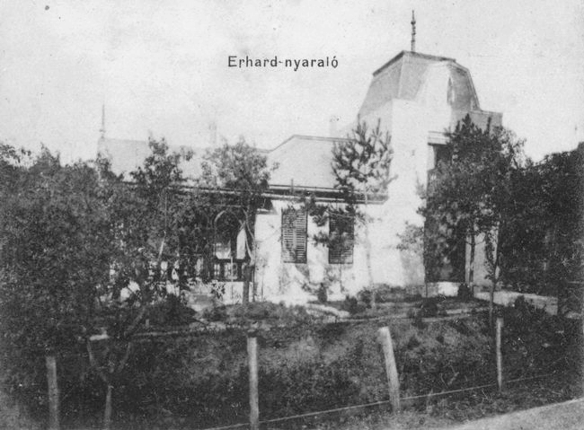 Kattints a nagyításhoz Martinovics u 12. Erhardt Imre tulajdonában volt. a Kurtz Rudolf féle birtok feldarabolásakor született ingatlan. Később Rózsakert vendéglőként üzemelt, már teljesen átépítve, két emelettel, ma apartmanház. Az egyetlen felismerhető motívum a fa veranda három-osztatú képe a ház bal oldalán.