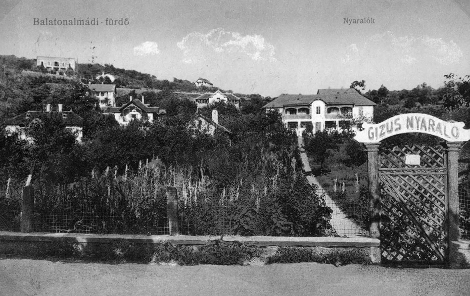 Mikszáth Kálmán u. 5 A Villa Millennium panzió Balatonalmádi szívében, a Balatontól 600 méterre egy csendes dombokkal ölelt zsákutcában bújik meg. Az épület az 1910 es évektől Gizus néni nyaralójaként várta a pihenni vágyókat, majd 1930-tól a Joó család biztosított nívós szálláshelyet a panzió vendégeinek. A II. világháborút követően vállalati üdülőként, panzióként működött. [&hellip;]