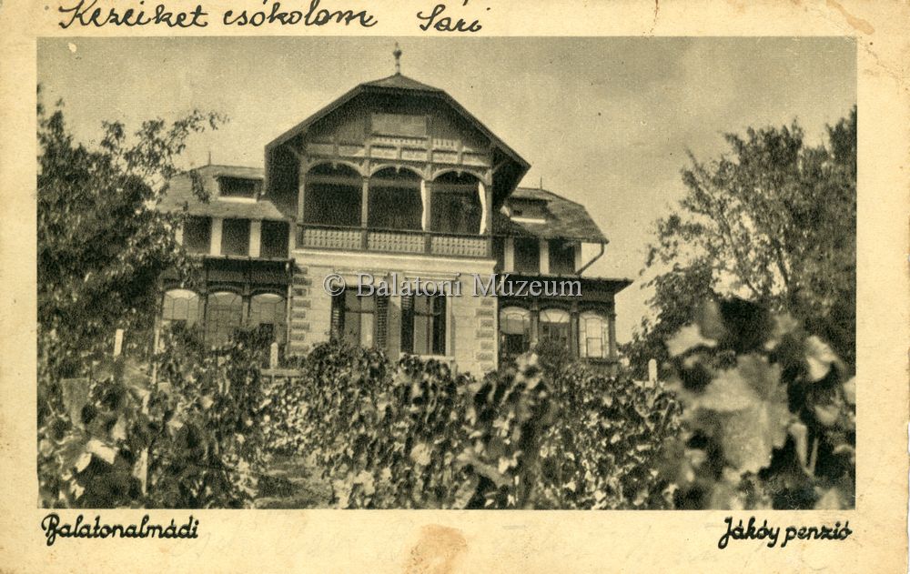 Kattints a nagyításhoz Dr. Lenkei Vilmos Dani u 6. Almádi egyik legrégebbi villaépülete. Eredetileg Horváth villa néven, később Jákóy villa vagy Jákóy panzió néven található. Jelenleg is áll, külső megjelenése változatlan, de a környező telkek sűrű beépítése miatt kevésbé mutatja egykori pompáját