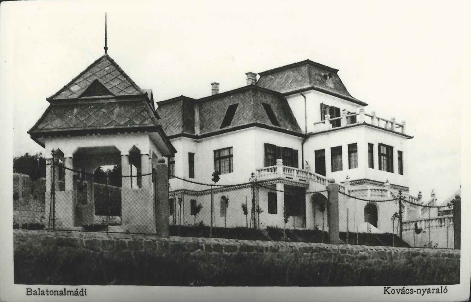 Töltés u 4. – Deák Ferenc utca 4. „A villa három szintesen épült, több terasszal és külső lépcsővel. Az alsó részen, a földszinten volt a nagy konyha, mosókonyha, kamra, a házmester lakás, előtte pedig az úgynevezett „hüselő”, fonott bútorokkal. Az alsó szintről lépcső vezetett fel a folyosóra, amelyről középen a Balatonra nézően helyezkedett el [&hellip;]