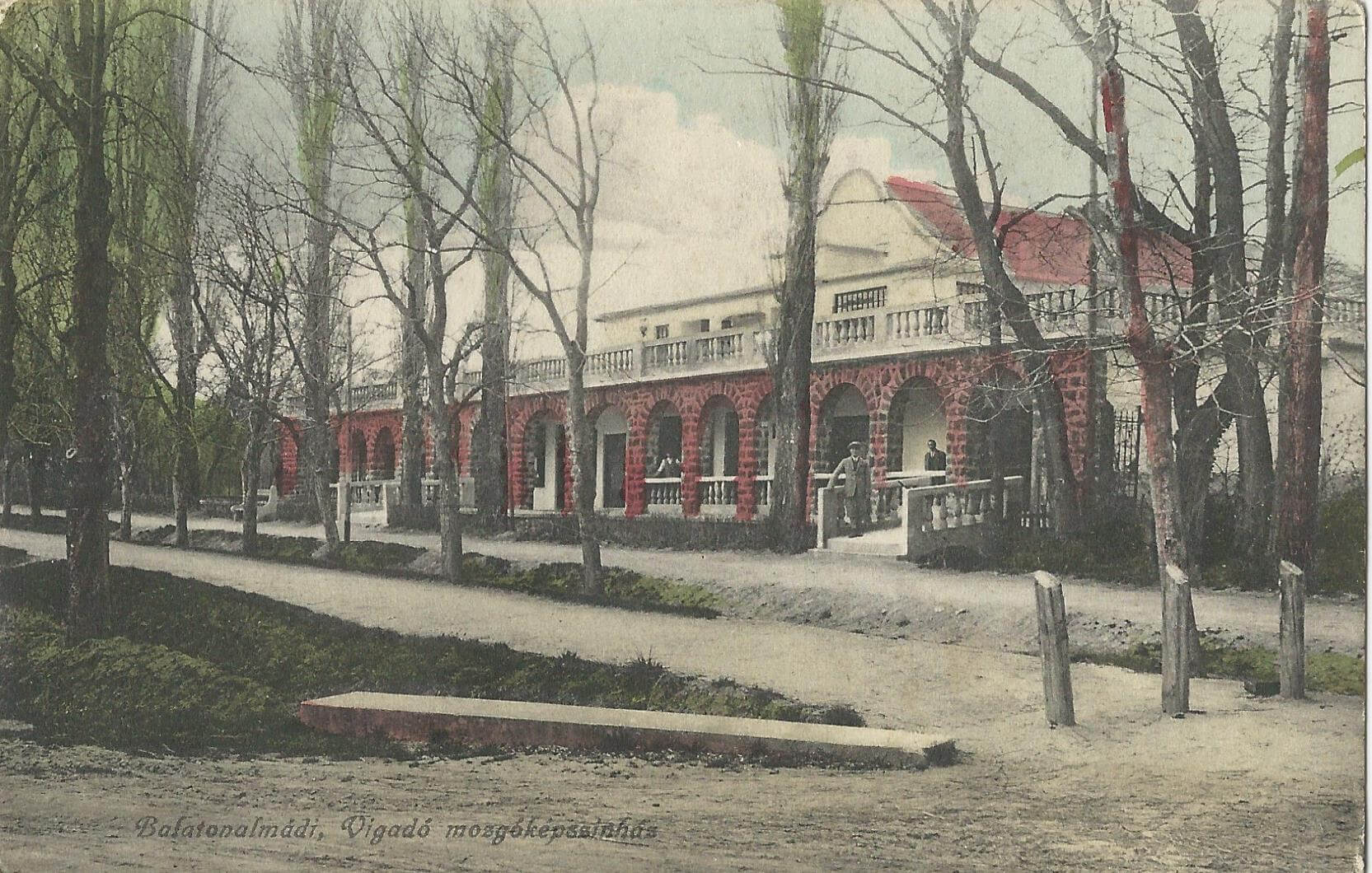 Kattints a nagyításhoz Balatonalmádi, Széchenyi stny. 1, 8220 Vigadó mozgóképszínház Később Hungária szálló Később üzletház Ma Önkormányzati hivatal