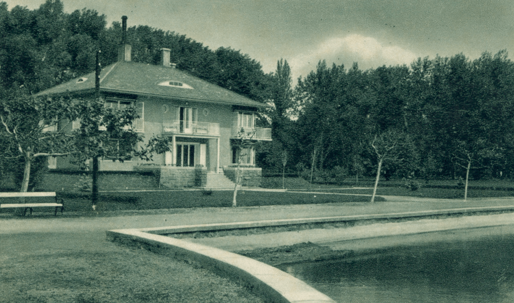 Kattints a nagyításhoz Szent István sétány 3. Eredetileg a Balatonalmádi Fürdő és Építő Rt. által épített szálloda. Napjainkban a Kőbányai Önkormányzat üdülője. Emeleti teraszai részben elbontásra kerültek
