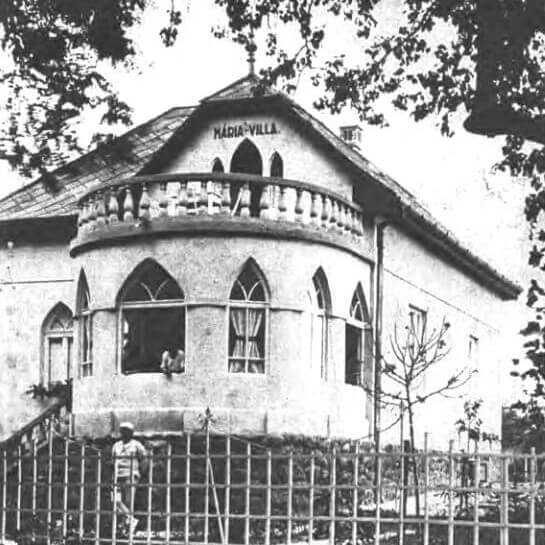 Kattints a nagyításhoz 1929-ben vette meg a területet Szeöke Bálintné sz. Illay Mária, aki rövidesen megépíttette a ma is álló villát. Az épület egy időben a Postás üdülőház gondnoki lakása is volt. Széchenyi István út 5. Helyismeret.hu: Szeöke villa